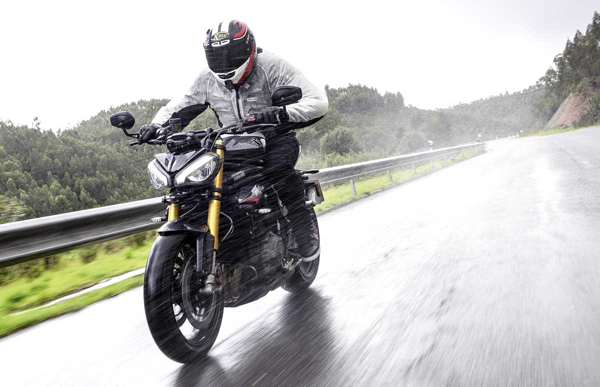 Nasse Straßen bei der Landstraßenausfahrt - kein Problem