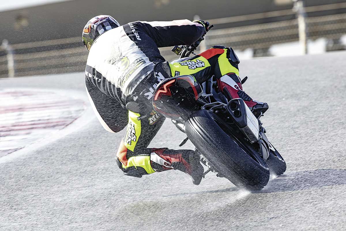 Landstraße oder Trackday - die Speed Triple RS legt die Triple-Latte wieder etwas höher