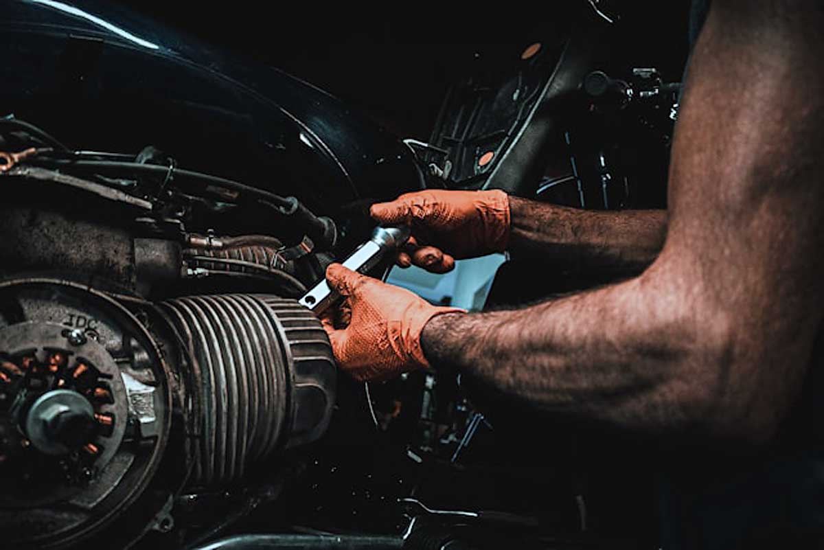 Die passenden KFZ-Ersatzteile kauft man im Fachhandel