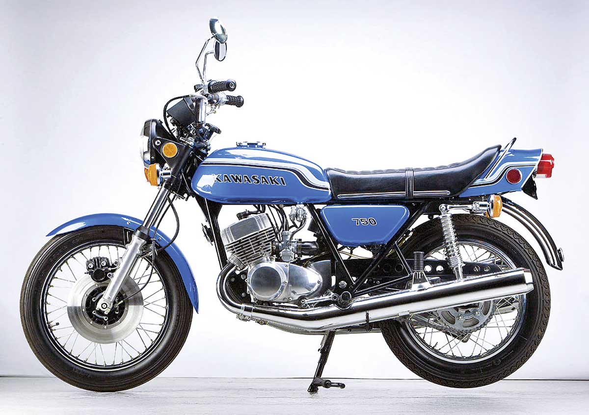Die Kawasaki 750 H2 Mach IV aus dem Jahr 1972. 3 Zylinder Zweitakter, 71 PS, 192 kg zum Preis von damals 5.600 DM